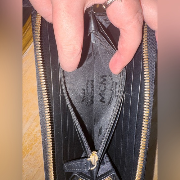 MCM Zip-around continental wallet | Black & white | Gold hardware - Picture 7 of 8